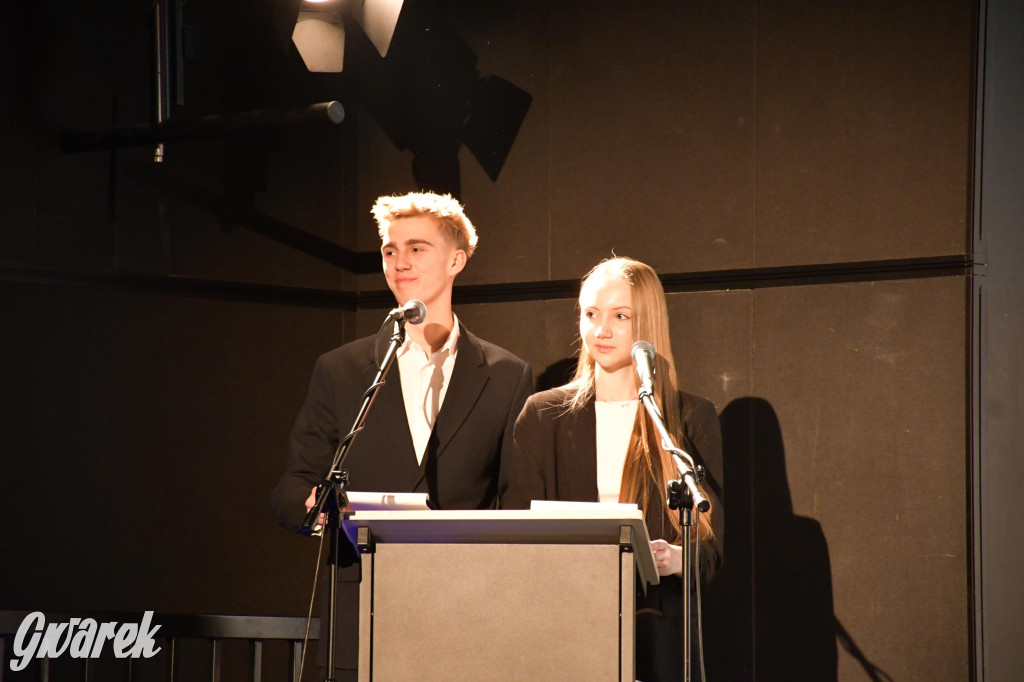 Uczniowie i studenci otrzymali stypendia powiatu