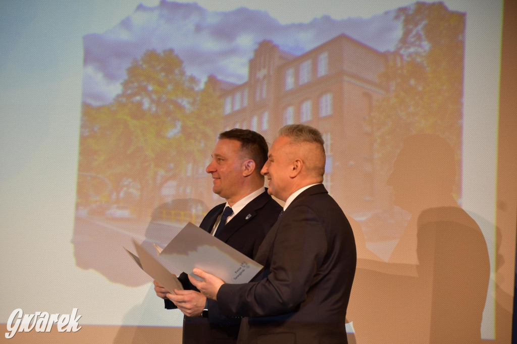 Uczniowie i studenci otrzymali stypendia powiatu