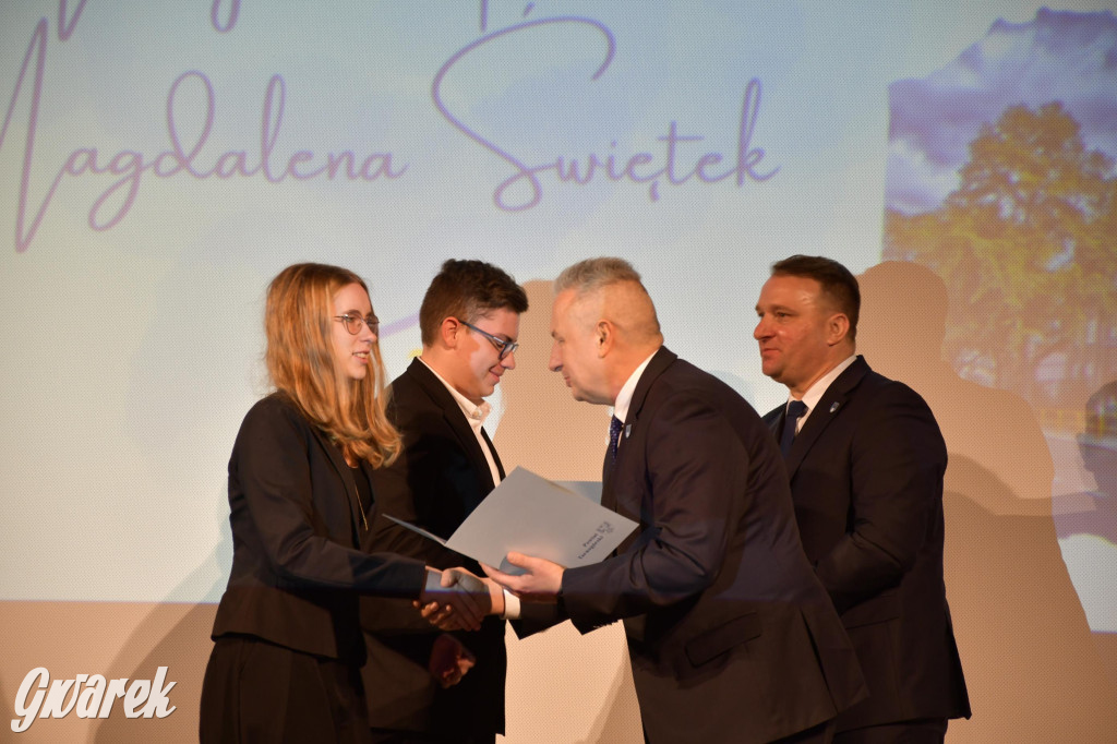 Uczniowie i studenci otrzymali stypendia powiatu