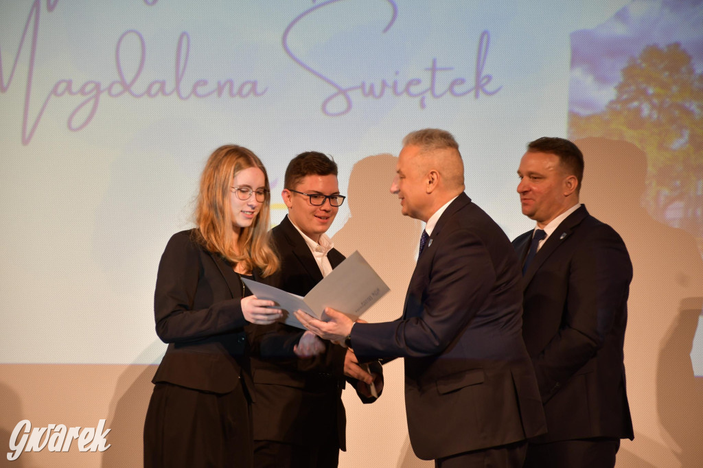 Uczniowie i studenci otrzymali stypendia powiatu