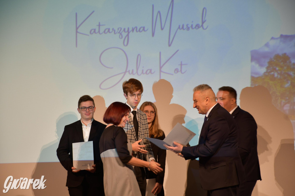 Uczniowie i studenci otrzymali stypendia powiatu