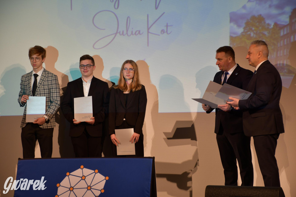 Uczniowie i studenci otrzymali stypendia powiatu