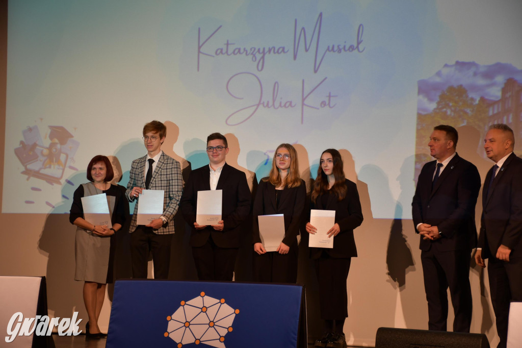 Uczniowie i studenci otrzymali stypendia powiatu