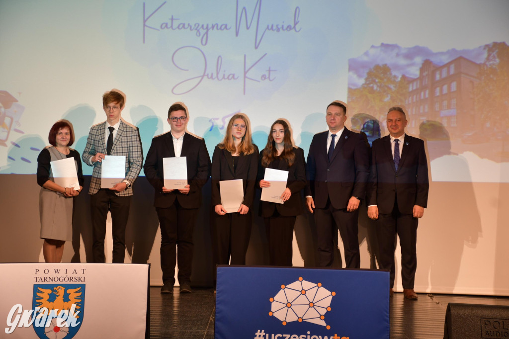 Uczniowie i studenci otrzymali stypendia powiatu