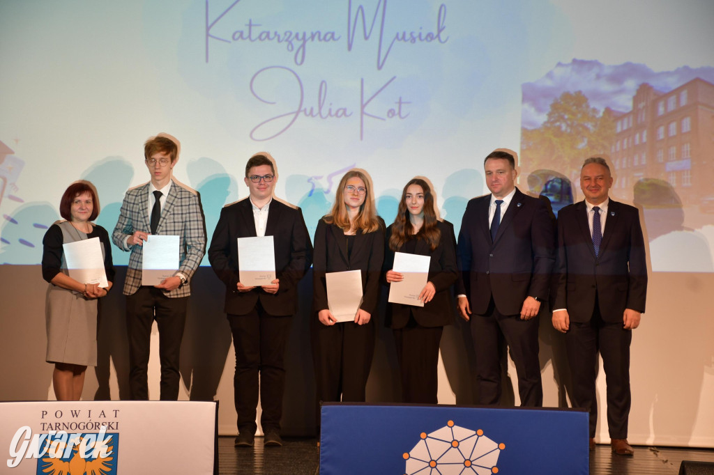 Uczniowie i studenci otrzymali stypendia powiatu