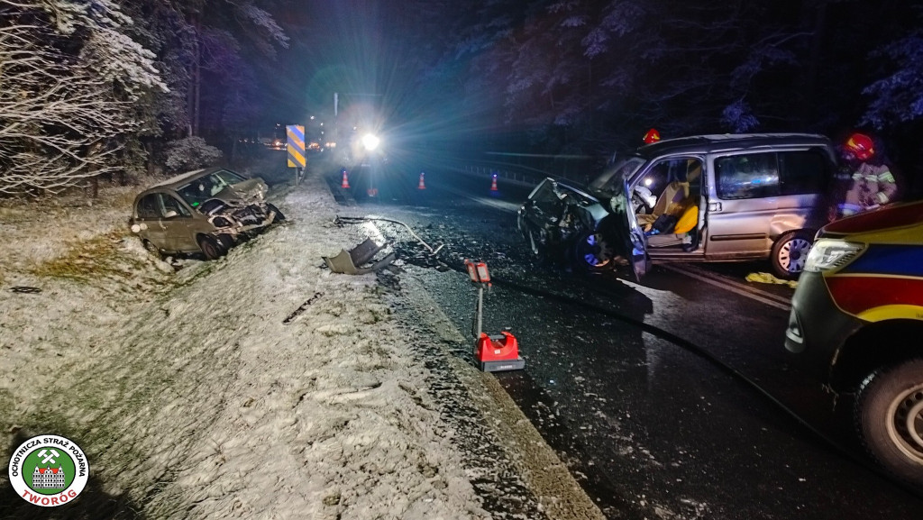 Czołowe zderzenie na DK 11. Droga była zablokowana