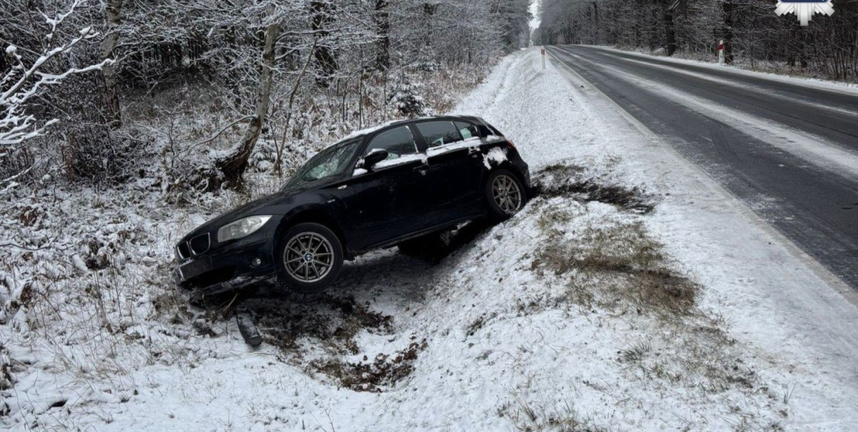 Powiat tarnogórski. Trudne warunki i auta w rowach