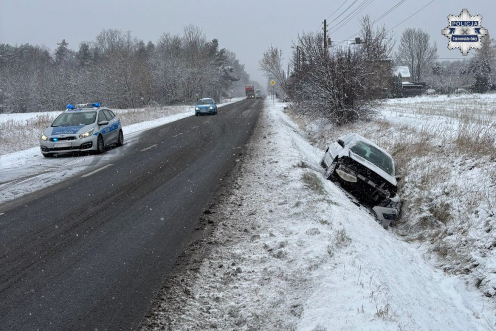 Powiat tarnogórski. Trudne warunki i auta w rowach