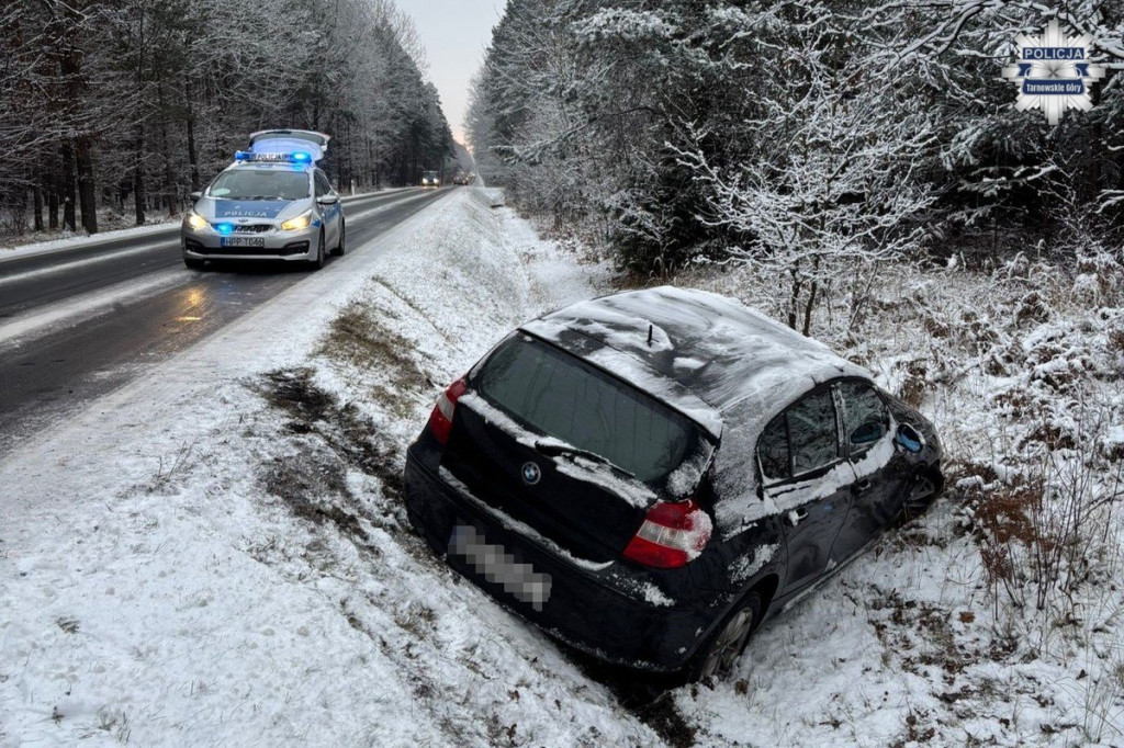 Powiat tarnogórski. Trudne warunki i auta w rowach