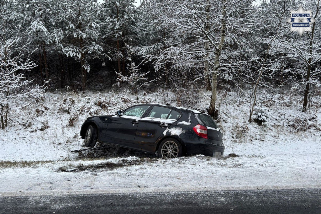 Powiat tarnogórski. Trudne warunki i auta w rowach