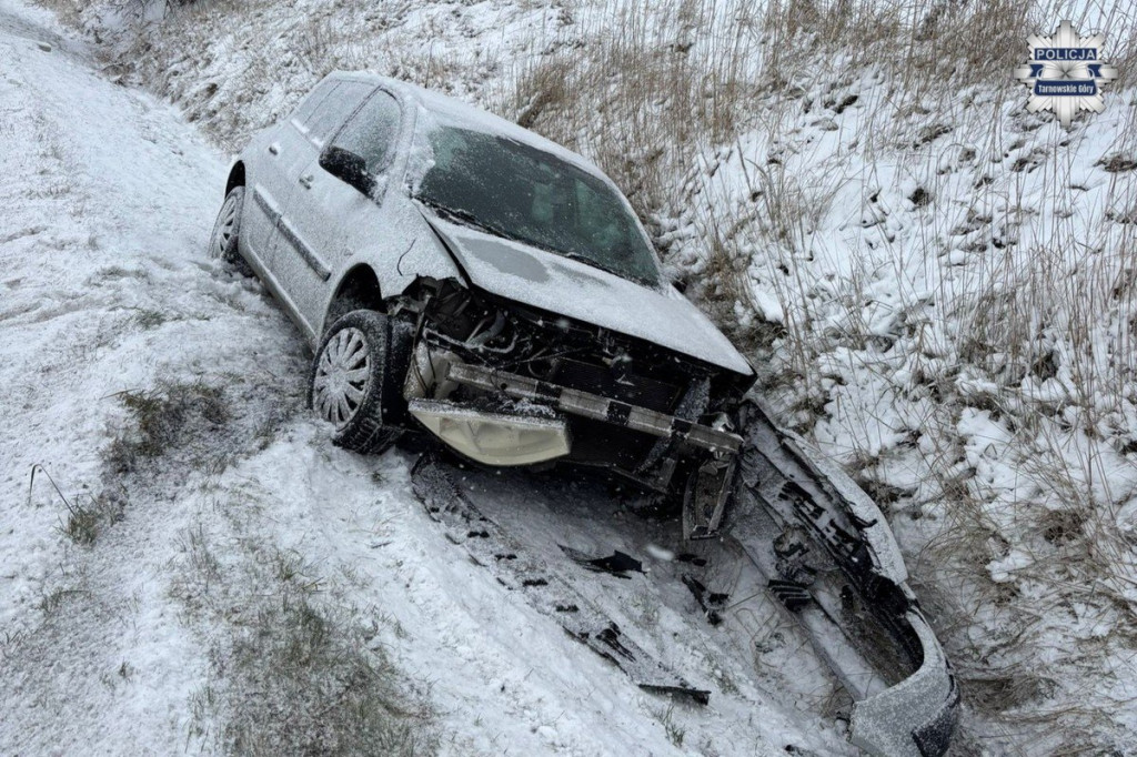 Powiat tarnogórski. Trudne warunki i auta w rowach