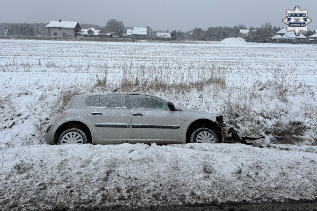 Powiat tarnogórski. Trudne warunki i auta w rowach