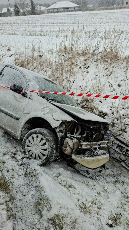 Powiat tarnogórski. Trudne warunki i auta w rowach