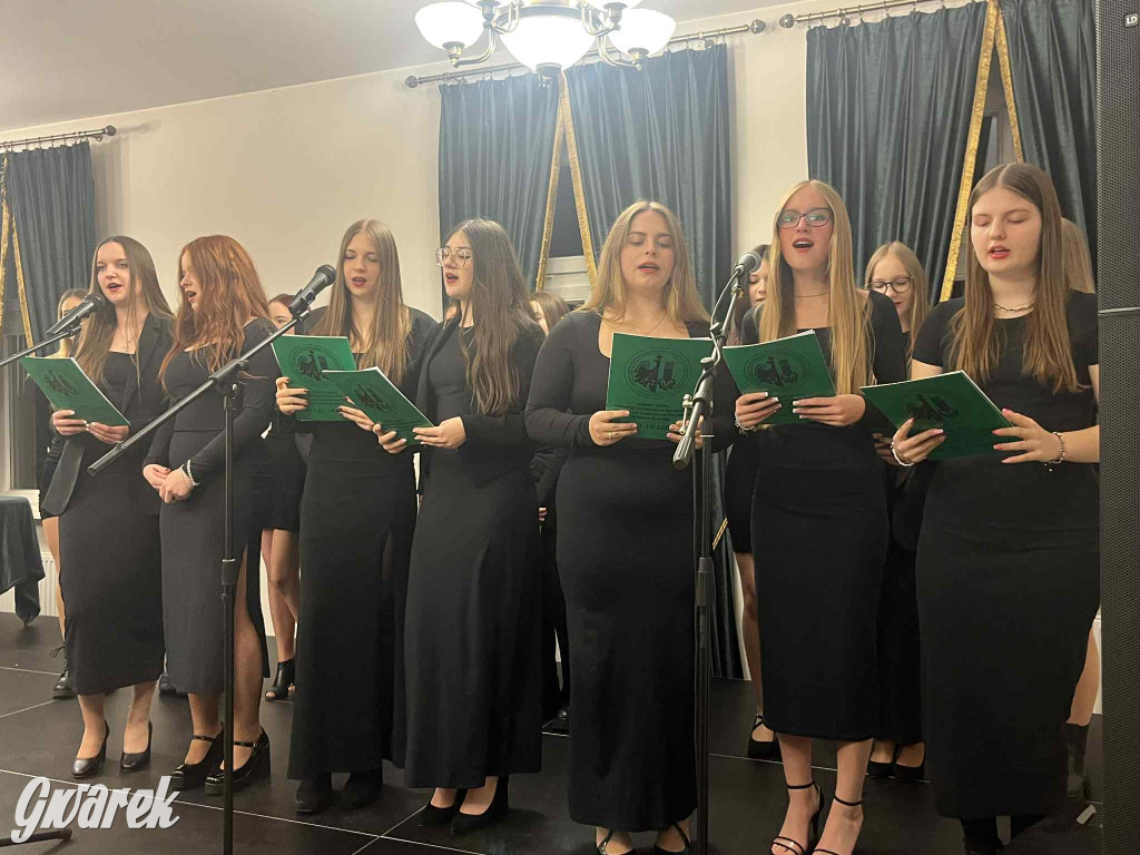 Elegancka i zdyscyplinowana niania hrabiego Karola