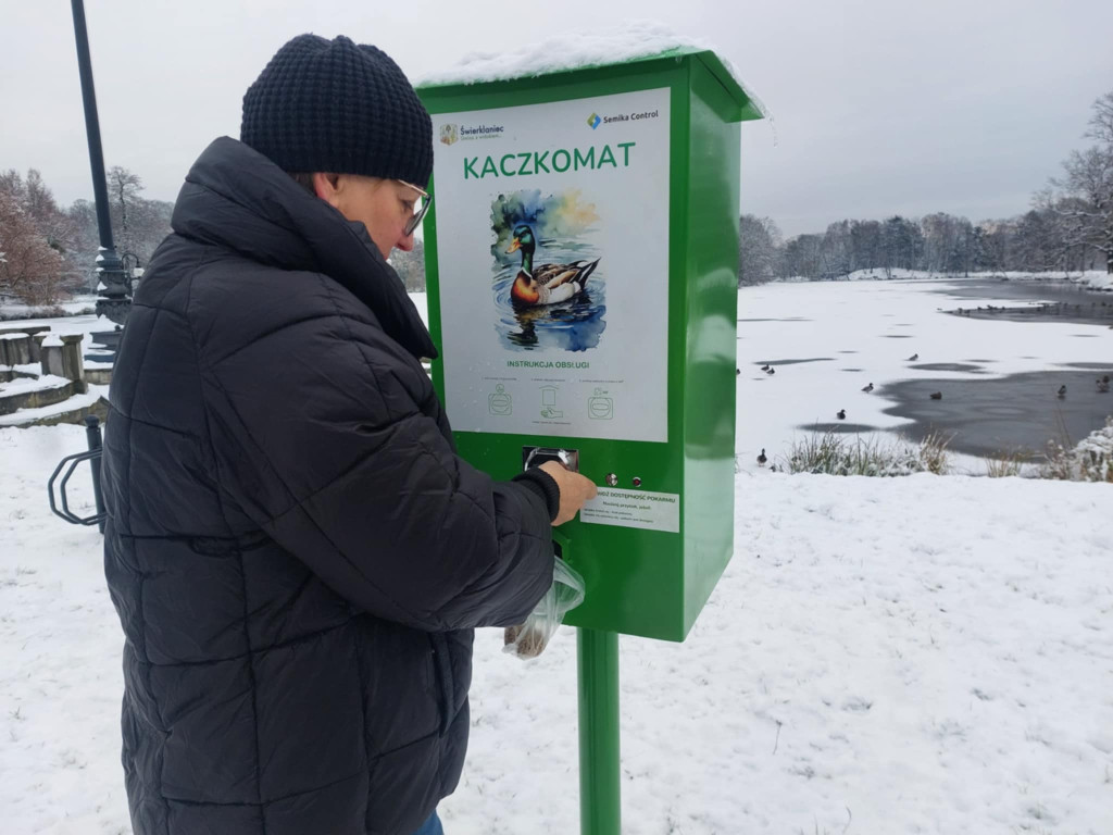 Świerklaniec. Kaczkomat przy stawie w parku