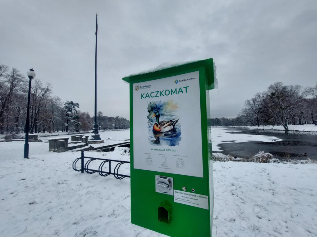 Świerklaniec. Kaczkomat przy stawie w parku