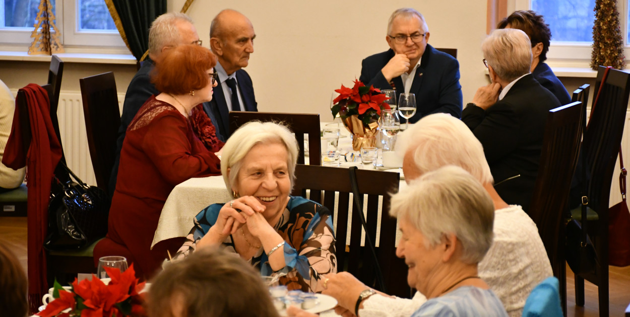 Urodziny członków UTW. Seniorzy świętowali w pałacu
