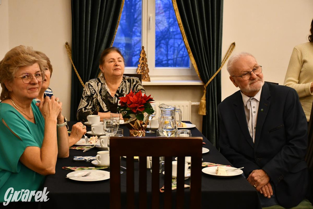 Urodziny członków UTW. Seniorzy świętowali w pałacu