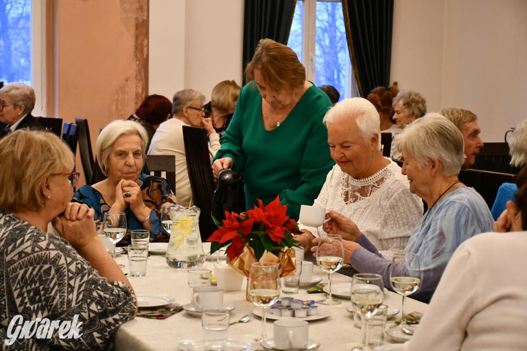 Urodziny członków UTW. Seniorzy świętowali w pałacu