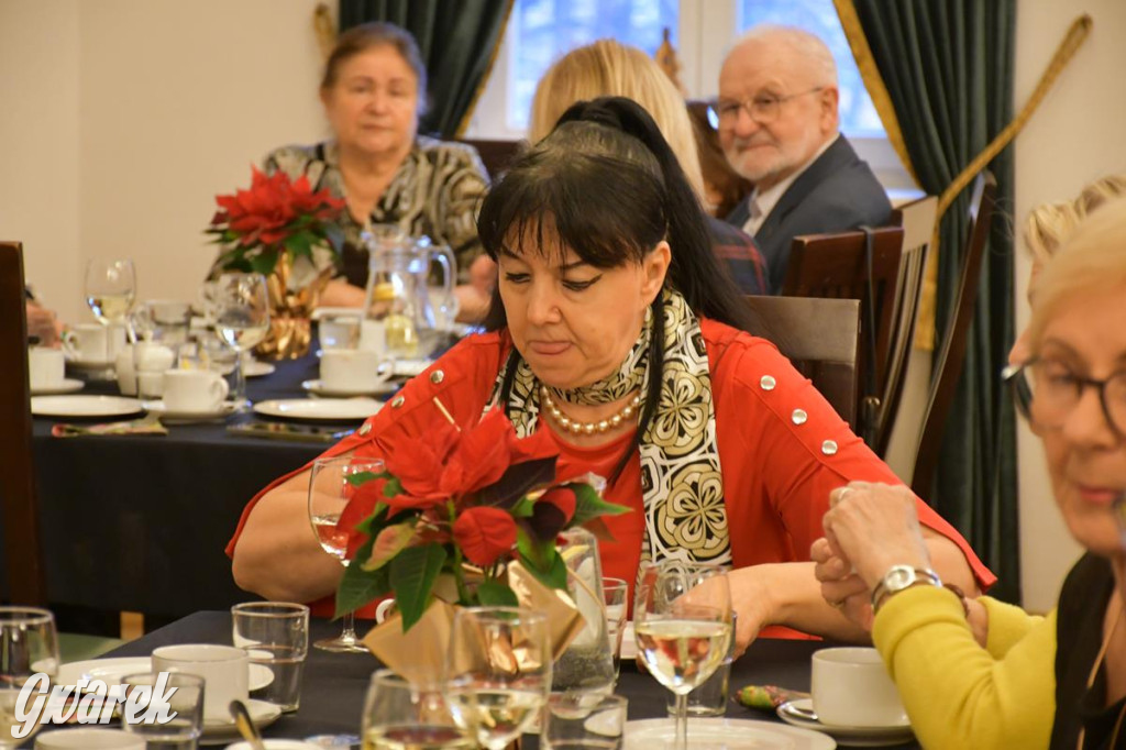 Urodziny członków UTW. Seniorzy świętowali w pałacu