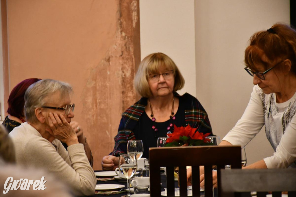 Urodziny członków UTW. Seniorzy świętowali w pałacu