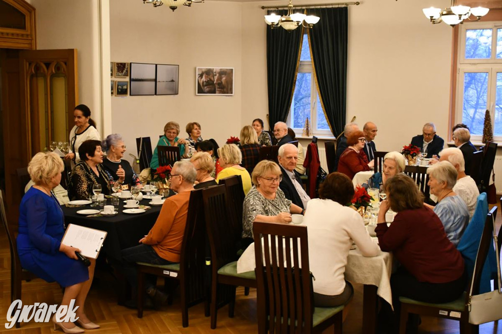 Urodziny członków UTW. Seniorzy świętowali w pałacu