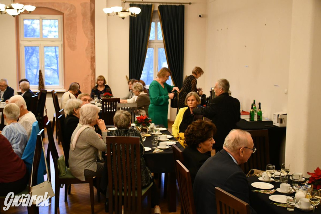 Urodziny członków UTW. Seniorzy świętowali w pałacu