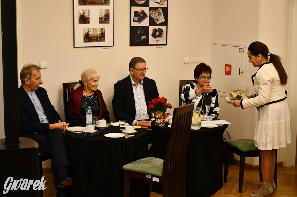 Urodziny członków UTW. Seniorzy świętowali w pałacu