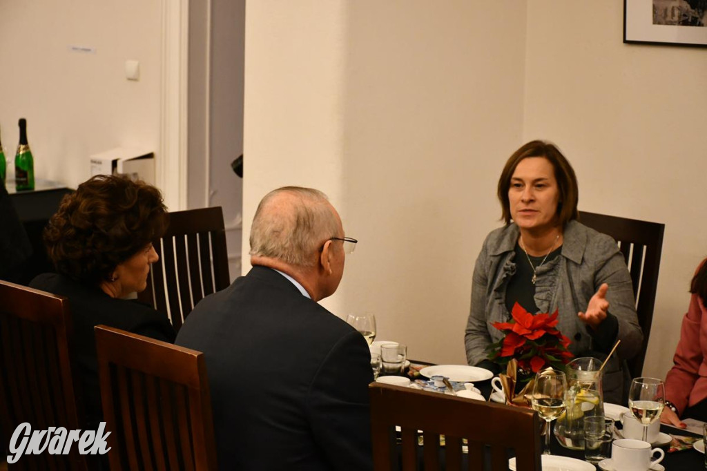 Urodziny członków UTW. Seniorzy świętowali w pałacu