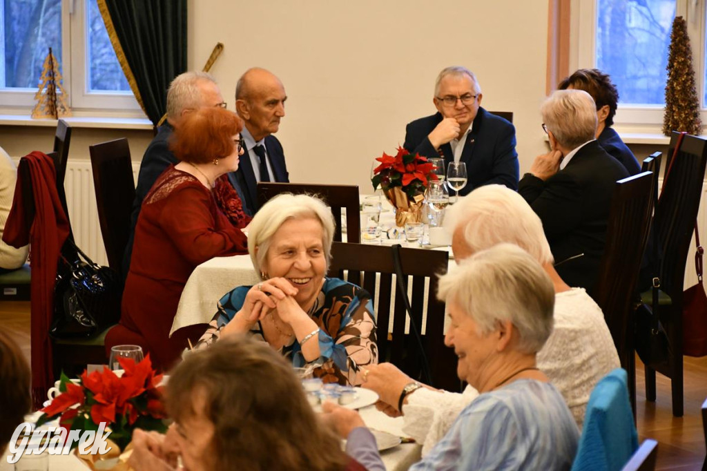 Urodziny członków UTW. Seniorzy świętowali w pałacu