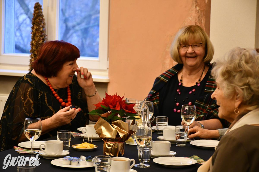Urodziny członków UTW. Seniorzy świętowali w pałacu
