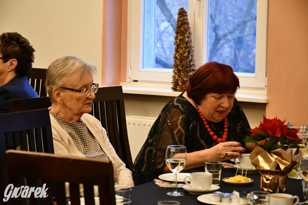 Urodziny członków UTW. Seniorzy świętowali w pałacu