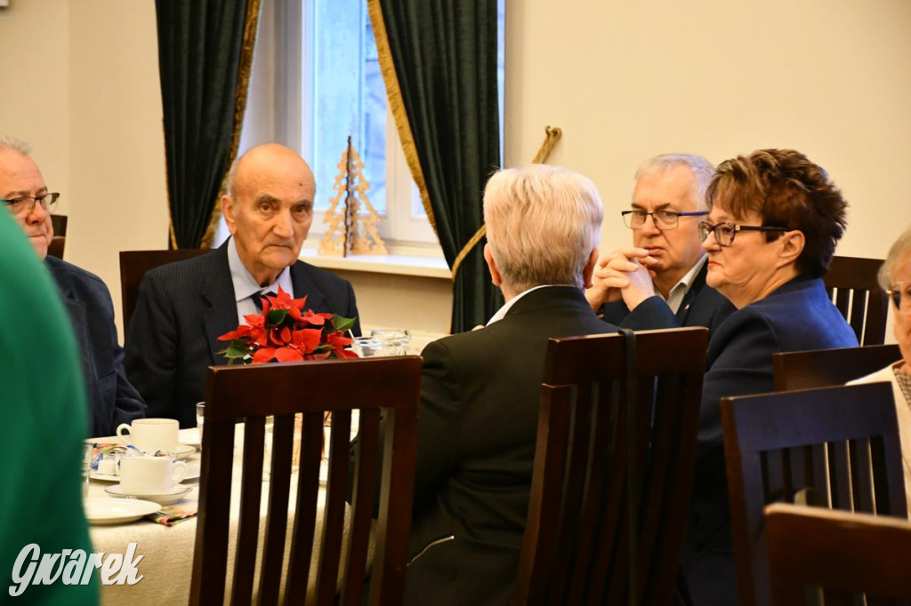 Urodziny członków UTW. Seniorzy świętowali w pałacu