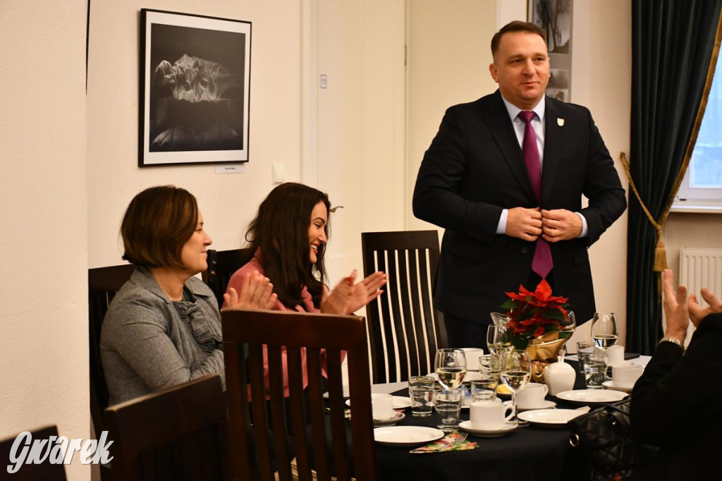 Urodziny członków UTW. Seniorzy świętowali w pałacu