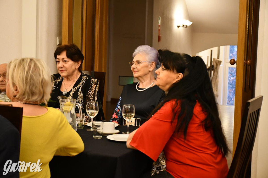 Urodziny członków UTW. Seniorzy świętowali w pałacu