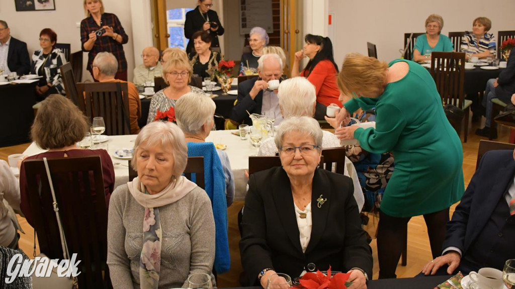Urodziny członków UTW. Seniorzy świętowali w pałacu