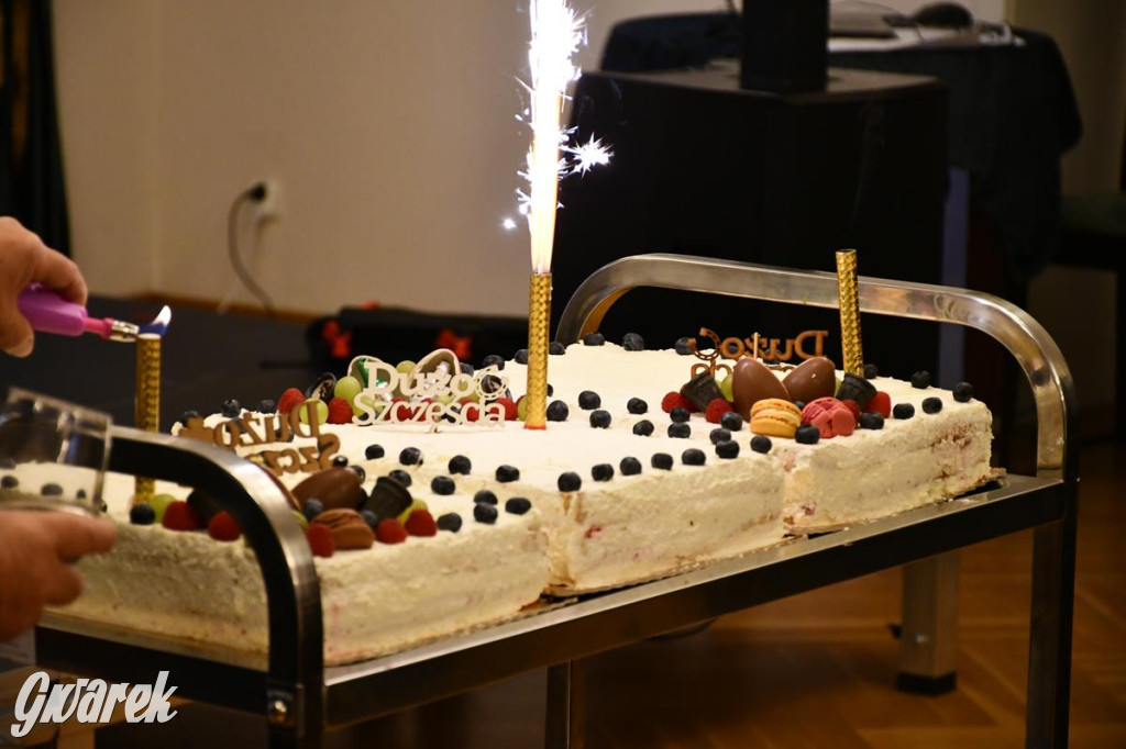 Urodziny członków UTW. Seniorzy świętowali w pałacu