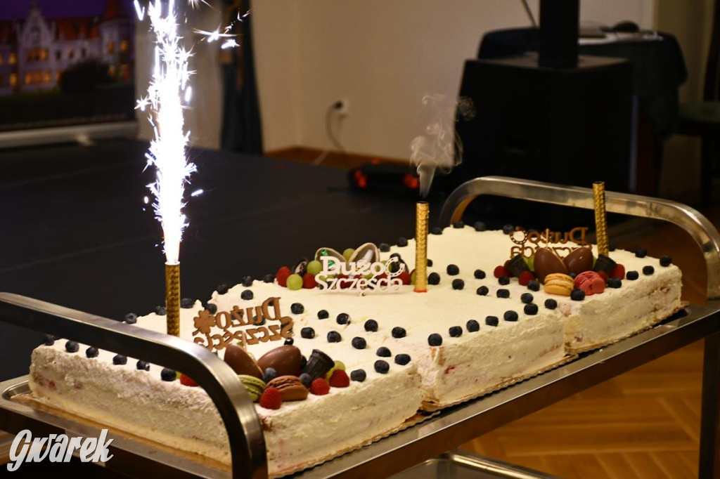 Urodziny członków UTW. Seniorzy świętowali w pałacu