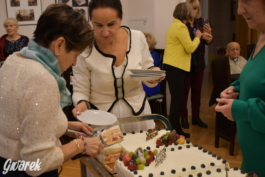 Urodziny członków UTW. Seniorzy świętowali w pałacu