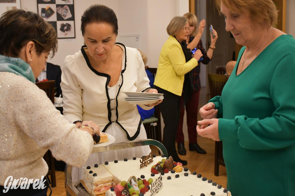 Urodziny członków UTW. Seniorzy świętowali w pałacu