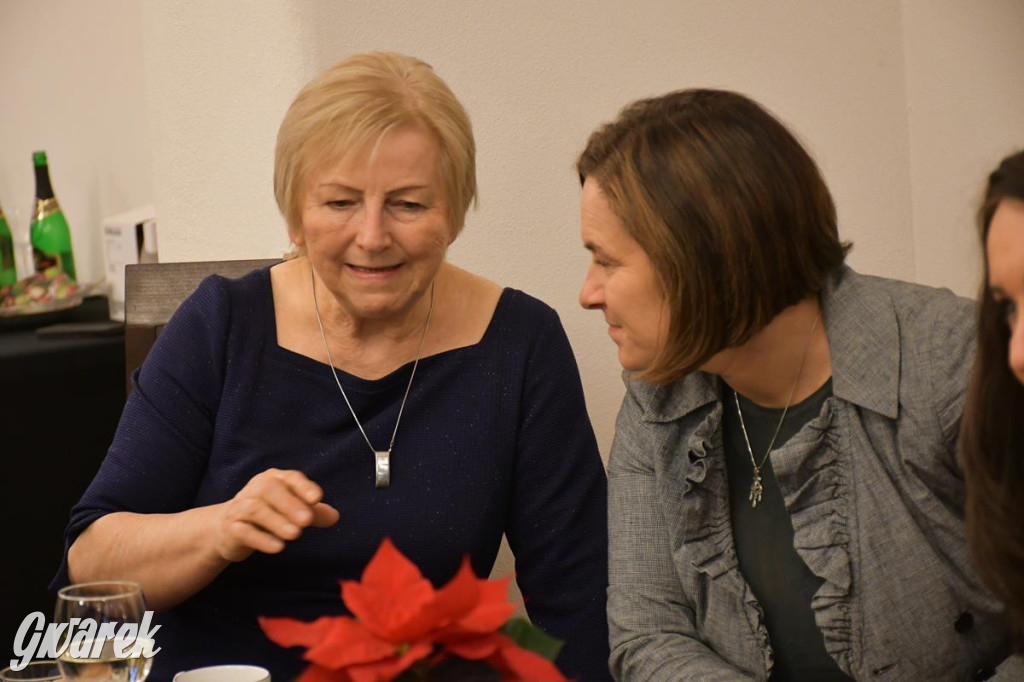 Urodziny członków UTW. Seniorzy świętowali w pałacu