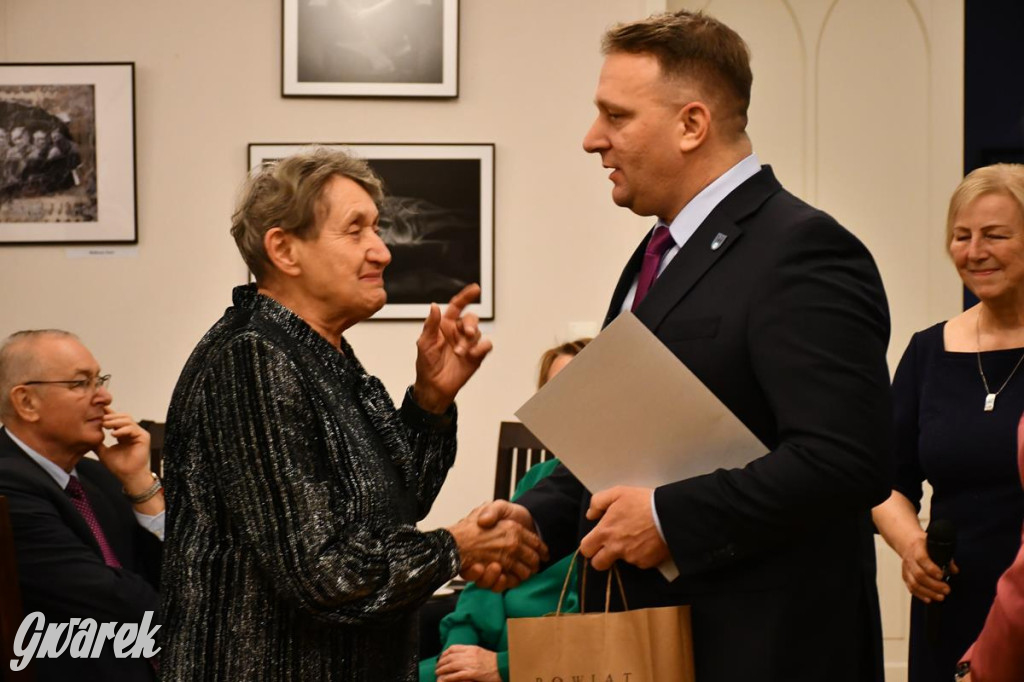 Urodziny członków UTW. Seniorzy świętowali w pałacu