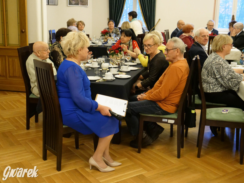 Urodziny członków UTW. Seniorzy świętowali w pałacu