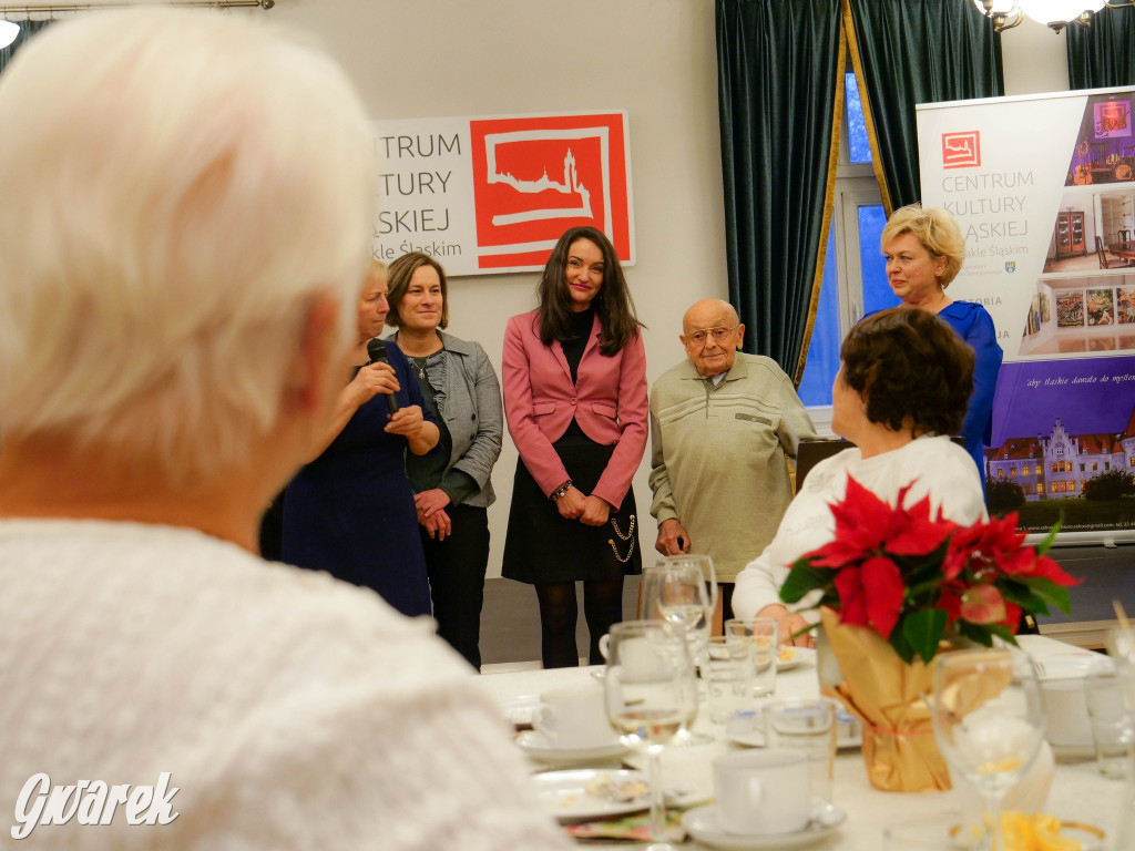 Urodziny członków UTW. Seniorzy świętowali w pałacu