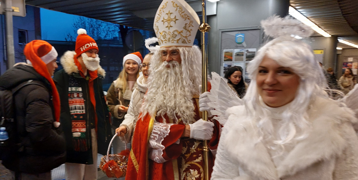 Święty Mikołaj w rozświetlonym mikołajobusie