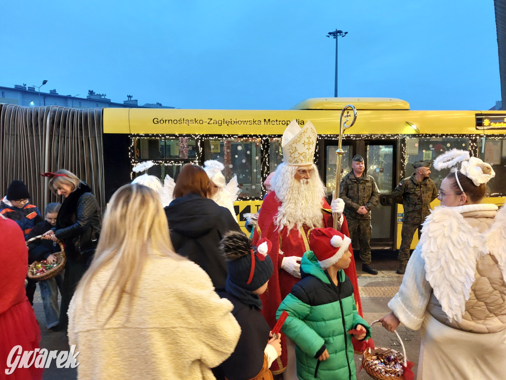 Święty Mikołaj w rozświetlonym mikołajobusie