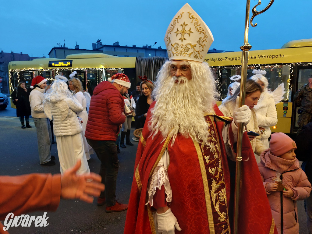 Święty Mikołaj w rozświetlonym mikołajobusie