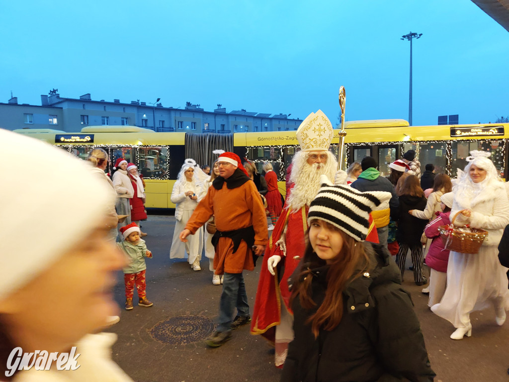 Święty Mikołaj w rozświetlonym mikołajobusie