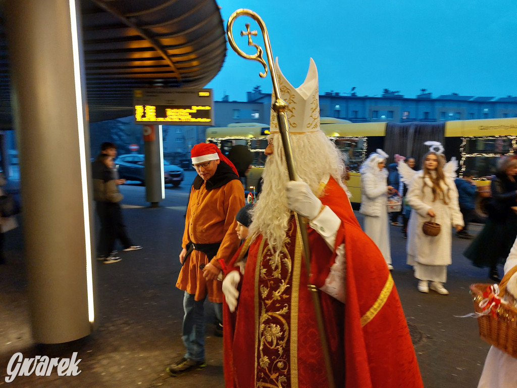 Święty Mikołaj w rozświetlonym mikołajobusie