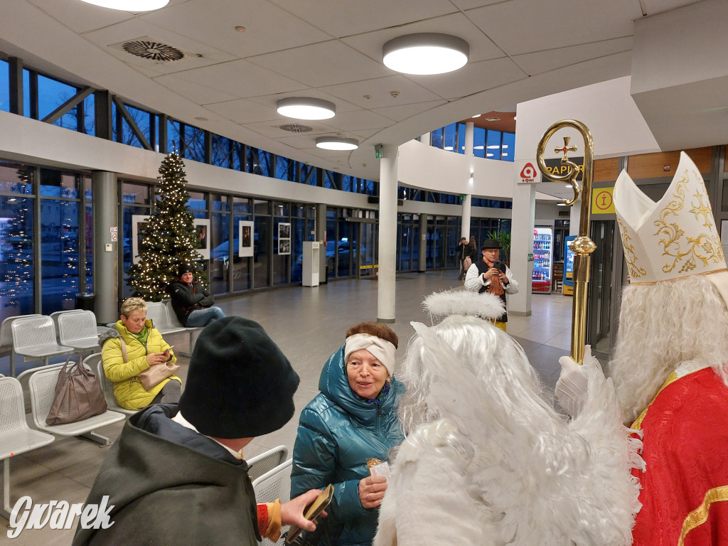 Święty Mikołaj w rozświetlonym mikołajobusie